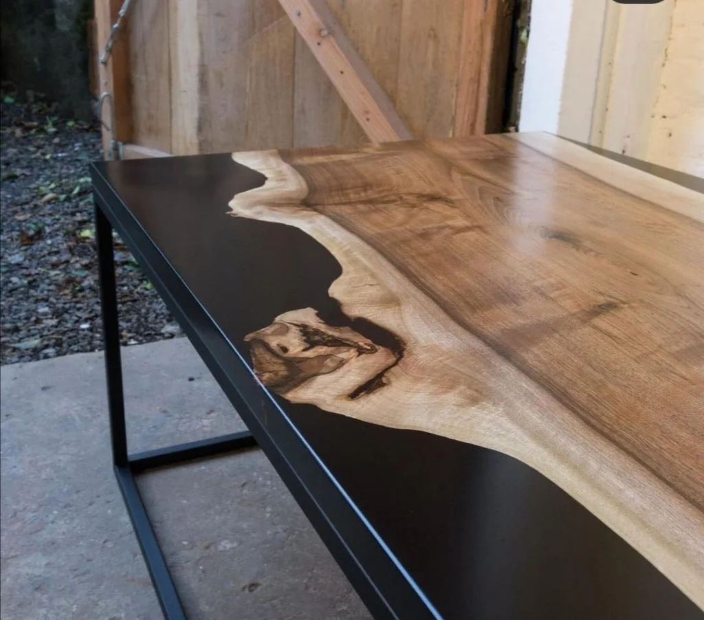 Tafel met blad in massief hout op een zwart gelakt stalen onderstel