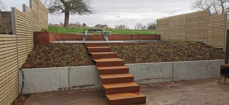 Tuin met borders en trap in cortenstaal
