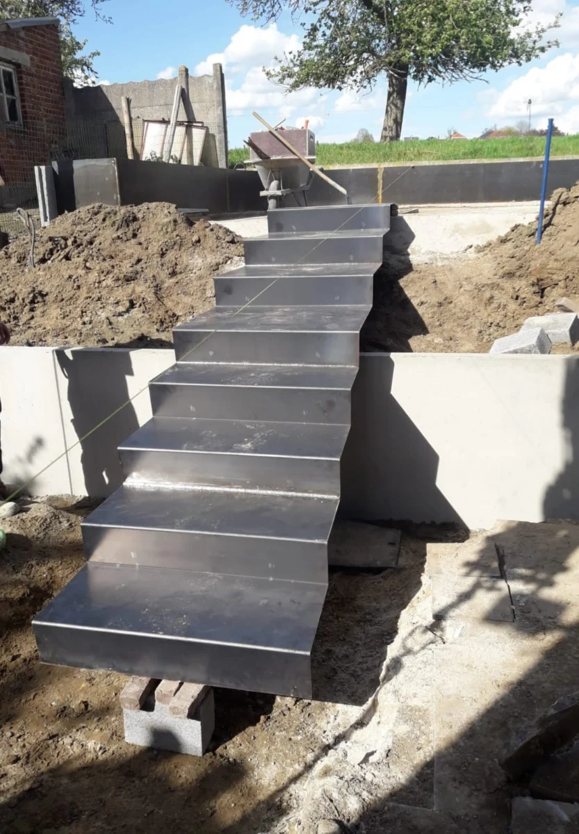 Stalen trap bij plaatsing, nog zonder patina