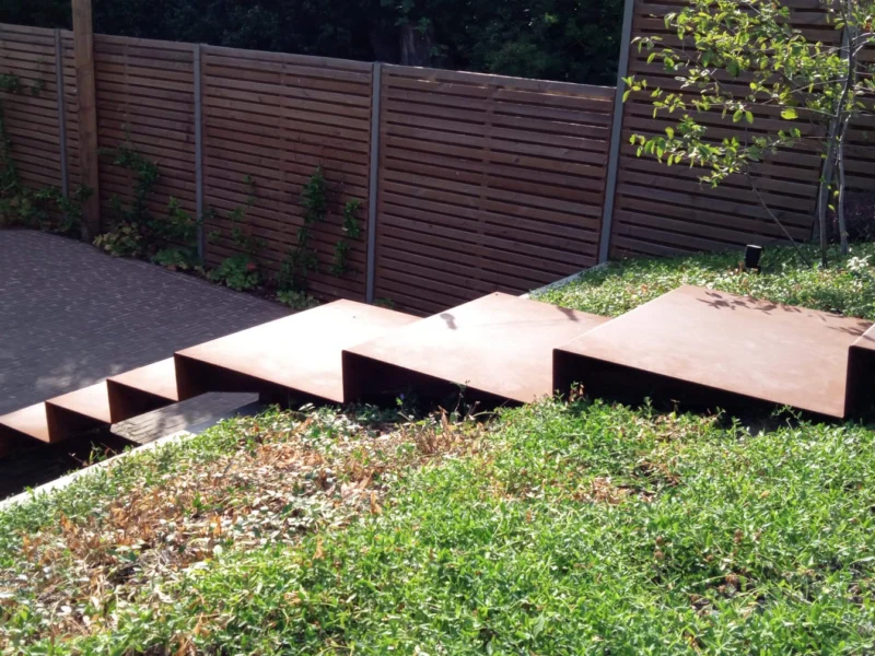 Zwevende tuintrap in cortenstaal van bovenaf gezien