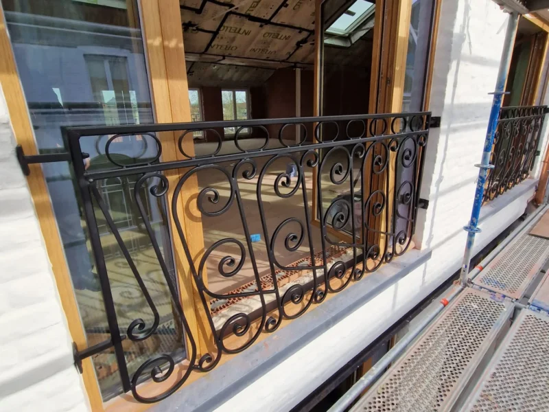 Frans balkon in verzinkt en zwart gelakt staal met sierlijk smeedwerk