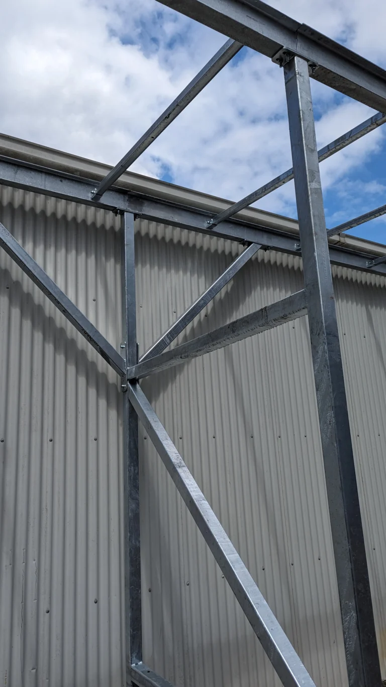 Verzinkte staalconstructie voor de uitbreiding van een KMO-unit