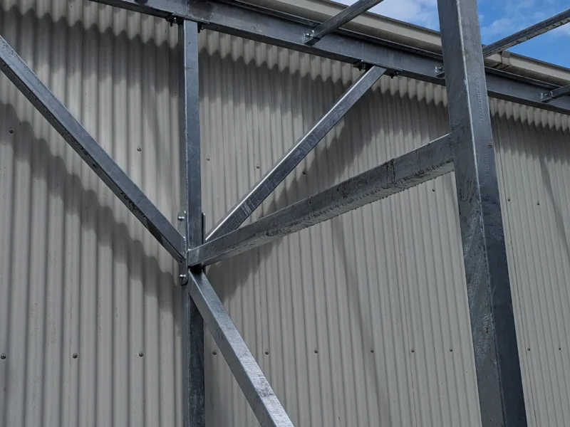 Verzinkte staalconstructie voor de uitbreiding van een KMO-unit