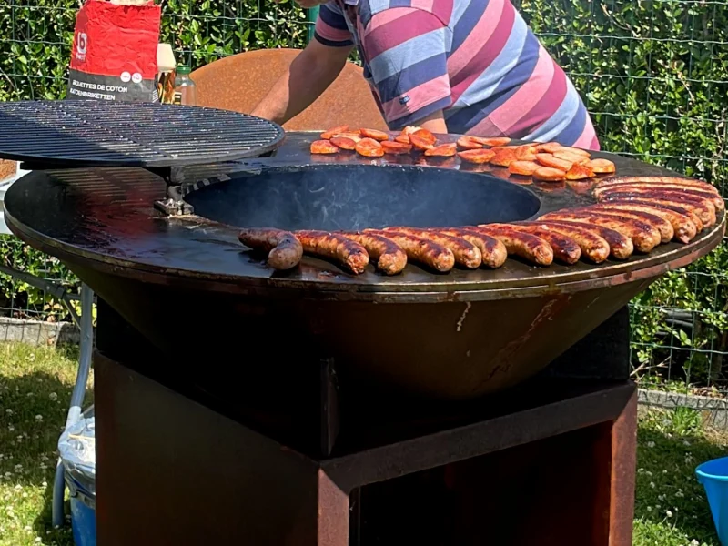 Bakplaat van de cortenstaal BBQ in gebruik