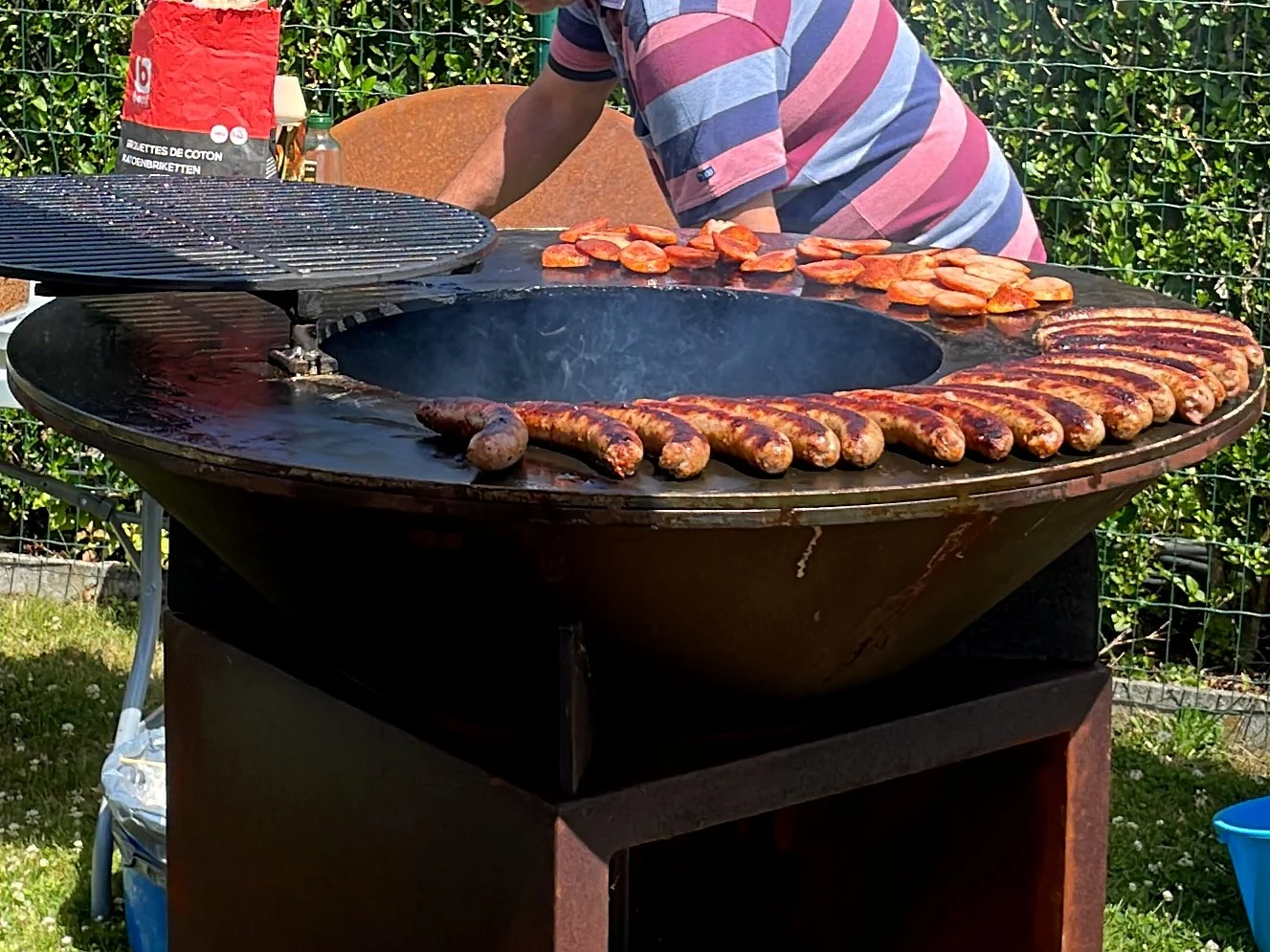 Bakplaat rond het vuur