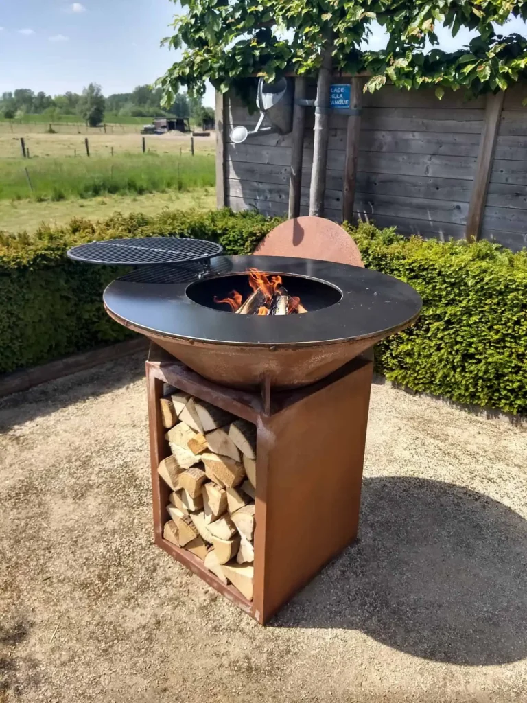 Draaibaar grillrooster boven het vuur van de cortenstaal BBQ