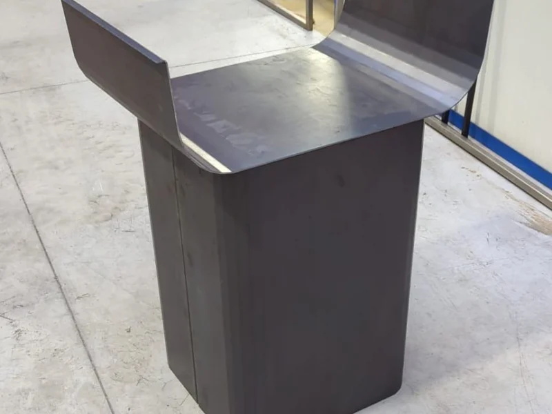 Geplooid onderstel van de cortenstaal BBQ in het atelier