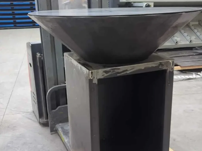 Nieuwe BBQ in ruw staal in het atelier in Anzegem, nog zonder roestlaag, met vuurschaal, bakplaat en onderstel