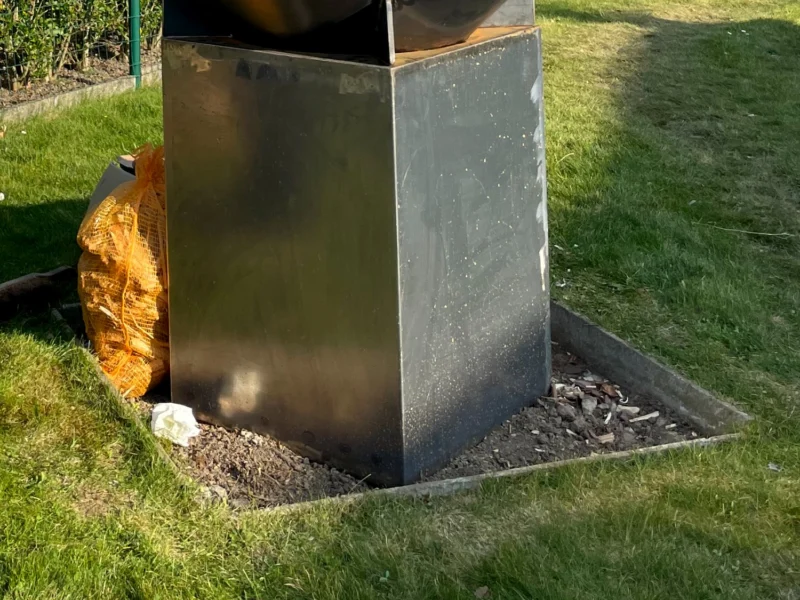 Cortenstaal BBQ kort na plaatsing, nog staalgrijs, in de tuin