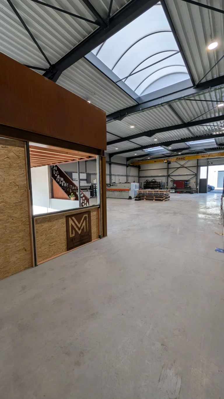 Balustrade en trap in een ingericht atelier