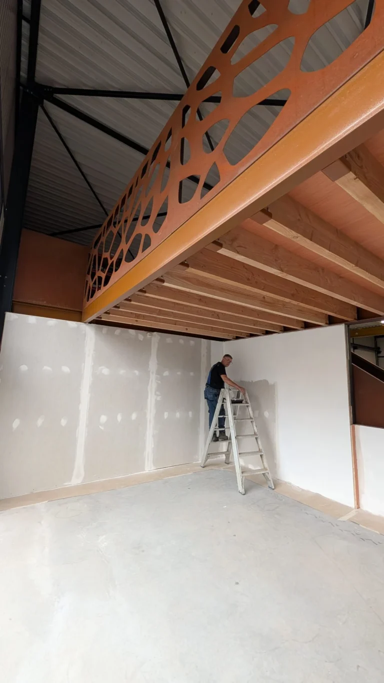 Mezzanine met balustrade in een bedrijfshal