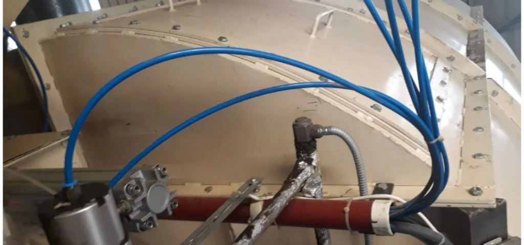 Pneumatische cilinders en leidingen in een productiemachine