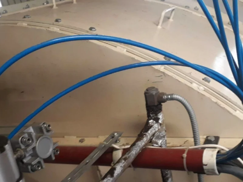 Pneumatische cilinders en leidingen in een productiemachine