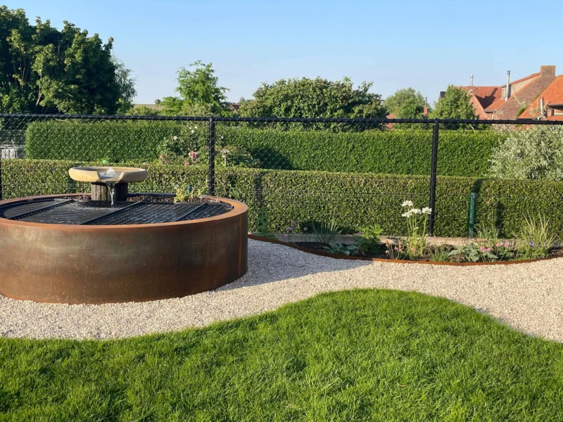 Vijver in cortenstaal naast een border met een boordprofiel in cortenstaal