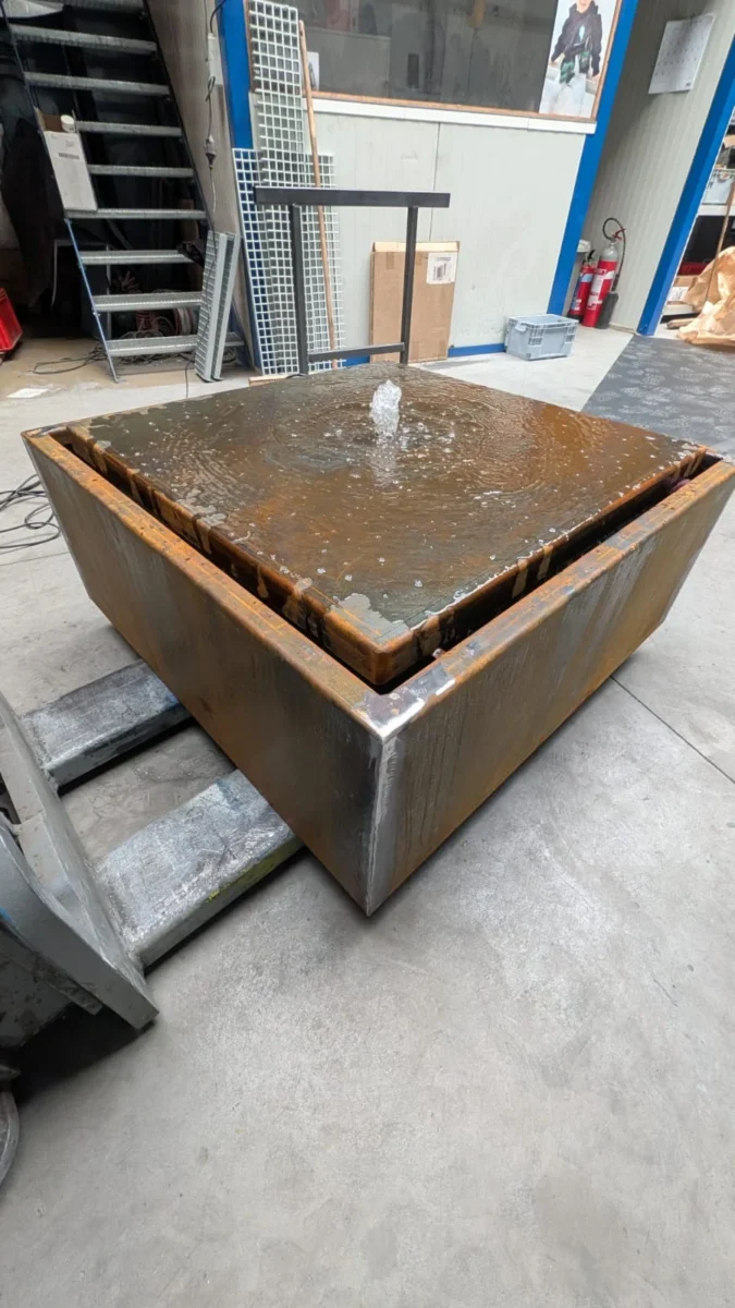 Gelast waterelement in cortenstaal