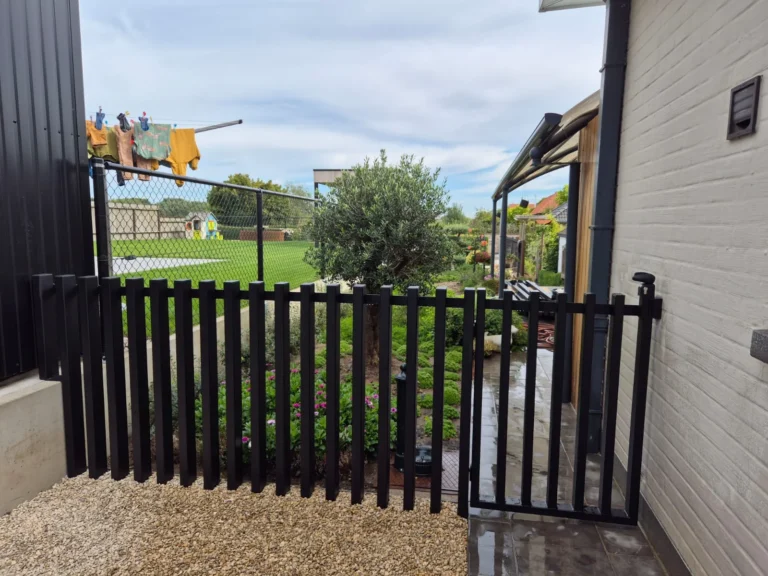 Zwart stalen tuinpoortje met afsluiting